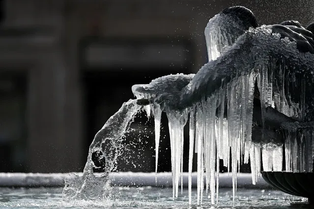 Icicles hang from one of the frozen mermaid statues in one of the fountains in Trafalgar Square in London on February 10, 2021. Cold weather swept across northern Europe bring snow and ice. (Photo by Daniel Leal-Olivas/AFP Photo)