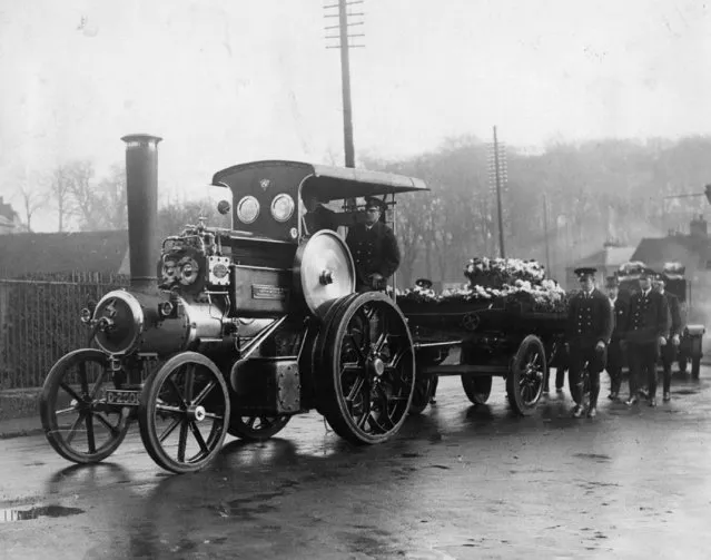 A steam roller is used to pull the coffin of Mr McGill of Rickmansworth, circa 1925. (Photo by General Photographic Agency/Getty Images)