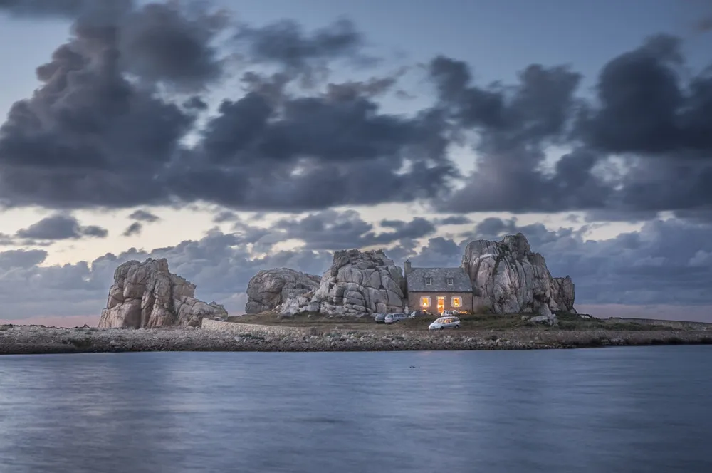 La Maison Du Gouffre or the House Between the Rocks
