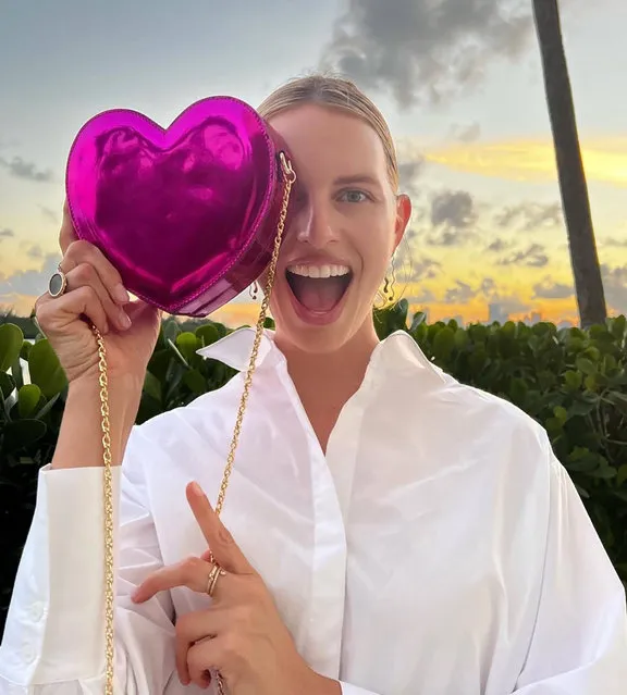 Czech-American model Karolina Kurkova promises “all you need is love” with a heart-shaped purse in the last decade of May 2022. (Photo by karolinakurkova/Instagram)
