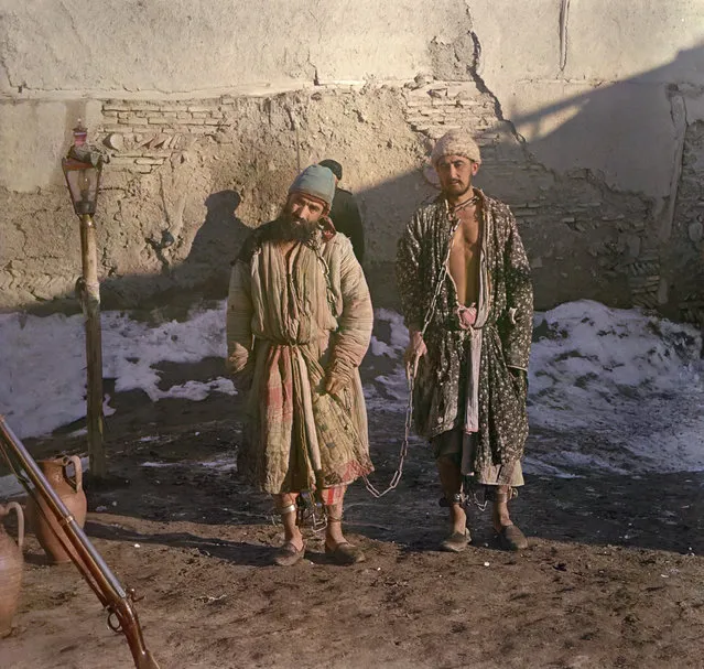 Photos by Sergey Prokudin-Gorsky. Chained prisoners. Russia, Emirate of Bukhara, Bukhara area, 1907