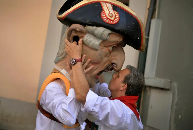 An assistant helps a “Kiliki”, a Big Head, to dress at the San Fermin festival in Pamplona, northern Spain July 8, 2016. (Photo by Vincent West/Reuters)