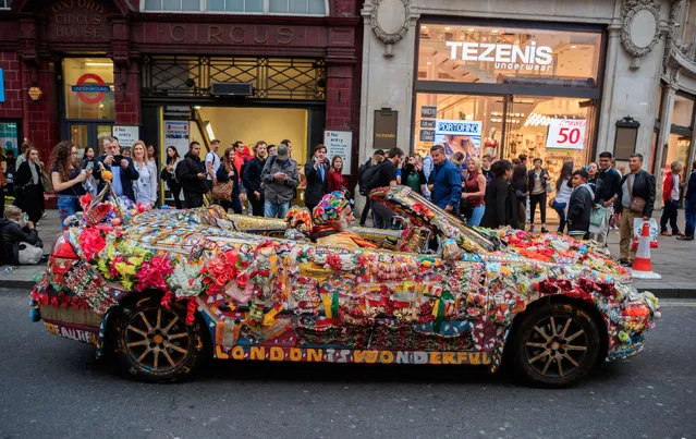 Flower power: a man drives an elaborately decorated Saab through Oxford Circus in London, UK on August 22, 2017. (Photo by John Walton/PA Wire)