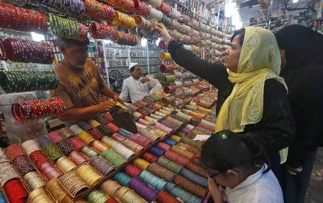 A Muslim woman checks bangles on display at a market ahead of the Eid al-Fitr festival, which marks the end of the holy fasting month of Ramadan, in Kolkata, India, July 4, 2016. (Photo by Rupak De Chowdhuri/Reuters)