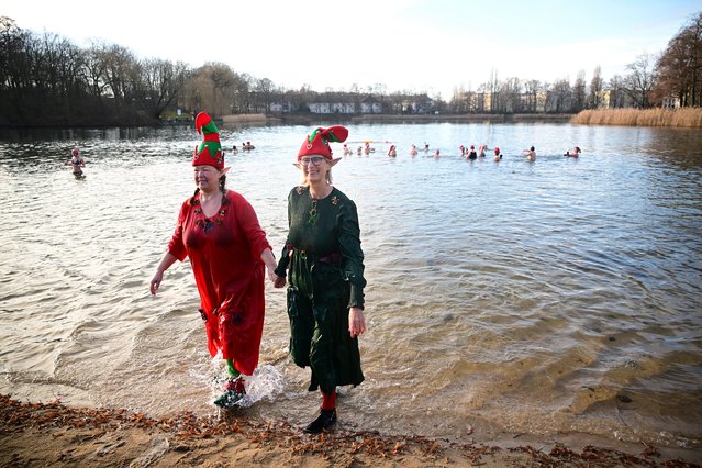 Members of swimming club “Berliner Seehunde” (Berlin Seals) meet for their traditional Christmas swimming at Orankesee lake in Berlin early on Christmas Day, December 25, 2024. (Photo by Tobias Schwarz/AFP Photo)