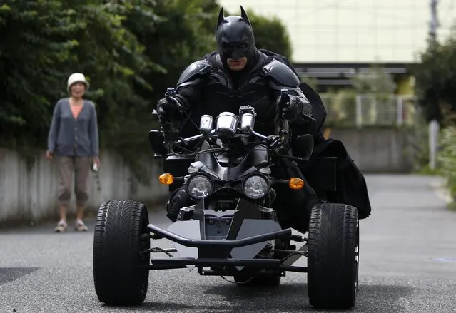 A 41-year-old man going by the name of Chibatman leaves his home on his “Chibatpod” in Chiba, east of Tokyo, August 31, 2014. (Photo by Yuya Shino/Reuters)