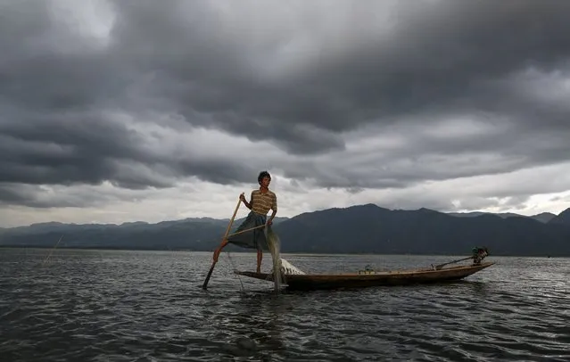 A fisherman paddles his boat with one leg on Inle lake, in Myanmar's Shan State September 4, 2015. (Photo by Soe Zeya Tun/Reuters)