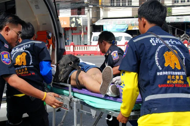 An injured woman is stretchered into an ambulance after two bombs exploded on August 12, 2016 in the Thai seaside resort of Hua Hin, Thailand. (Photo by Reuters/Dailynews)