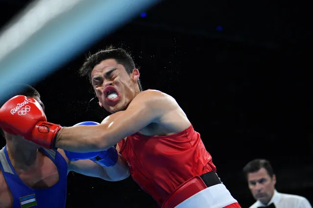 Mexico's Misael Uziel Rodriguez (red) fights Uzbekistan's Bektemir Melikuziev (blue) during the Men's Middle (75kg) Semifinal 2 match at the Rio 2016 Olympic Games at the Riocentro – Pavilion 6 in Rio de Janeiro on August 18, 2016. (Photo by Yuri Cortez/AFP Photo)