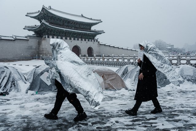 Protesters against impeached South Korean President Yoon Suk Yeol walk in front of Gwanghwamun in Seoul on March 18, 2025, ahead of the impeachment verdict for the suspended president. (Photo by Yasuyoshi Chiba/AFP Photo)