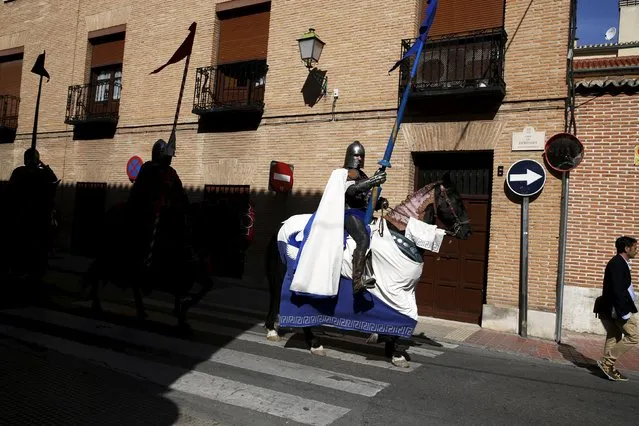 Actors performing as knights parade during the annual Cervantes market (Mercado Cervantino) in the hometown of famous Spanish writer Miguel de Cervantes, Alcala de Henares, Spain, October 9, 2015. (Photo by Susana Vera/Reuters)