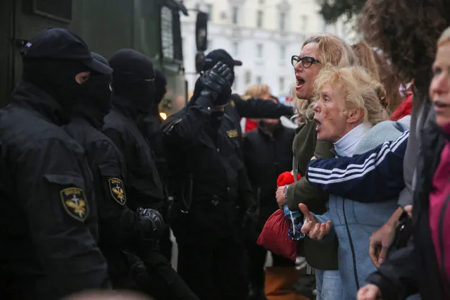 Activists argue with law enforcement officers during a rally in support of detained Belarusian opposition leader Maria Kolesnikova in Minsk, Belarus on September 8, 2020. (Photo by Tut.By via Reuters)