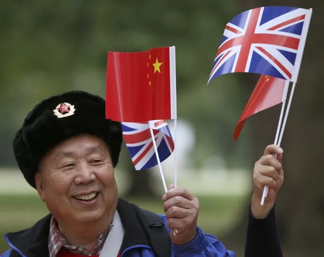 A supporter of China's President Xi Jinping waits on the Mall for him to pass during his ceremonial welcome, in London, Britain, October 20, 2015. (Photo by Neil Hall/Reuters)