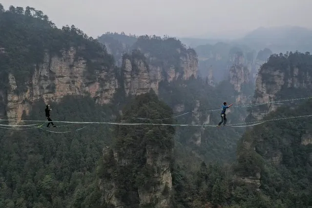 Contestants participate in a slackline contest in Zhangjiajie, in central China's Hunan province on November 16, 2020. (Photo by AFP Photo/China Stringer Network)