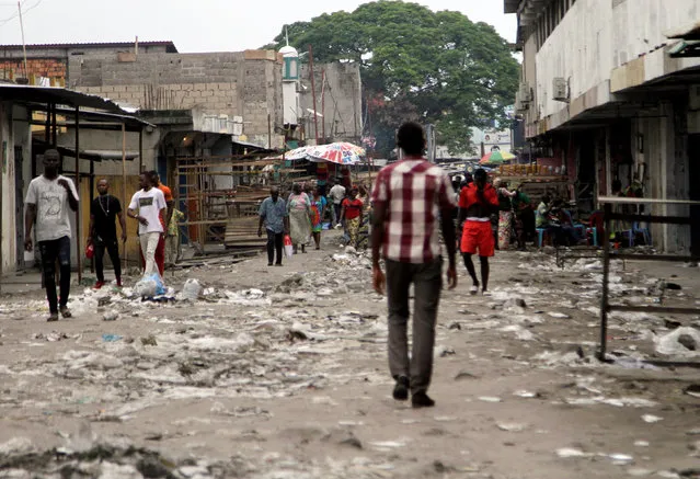 People walk through a street amid a general strike called by the opposition to press President Joseph Kabila to step down in December, in Kinshasa, the Democratic Republic of Congo, October 19, 2016. (Photo by Kenny Katombe/Reuters)