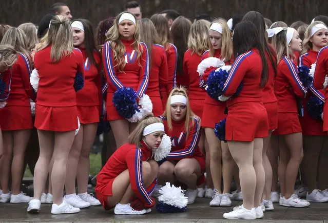 Members of the Varsity All-American Cheerleaders and Dancers wait to perform in the New Year's Day Parade in London, Britain January 1, 2016. (Photo by Neil Hall/Reuters)