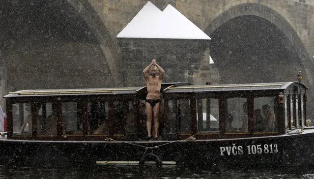Participants take part in the traditional Three Kings swim alongside the medieval Charles bridge to commemorate Epiphany at the Vltava River in Prague, Czech Republic, January 6, 2016. (Photo by David W. Cerny/Reuters)