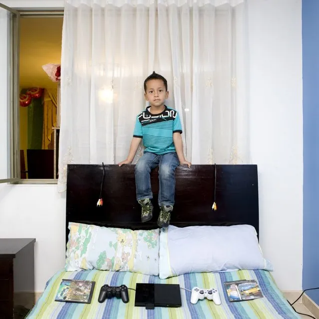 Louis 4 – Bogotà, Colombia. “Toy Stories” project. (Gabriele Galimberti)