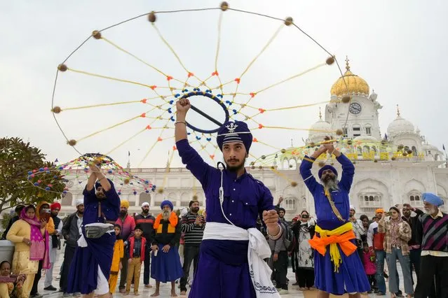 Sikhs perform “Gatka” an ancient form of martial arts, during a religious procession at the Golden Temple on the occasion of the birth anniversary of Guru Nanak Dev, the founder of Sikhism, in Amritsar on November 27, 2023. (Photo by Narinder Nanu/AFP Photo)