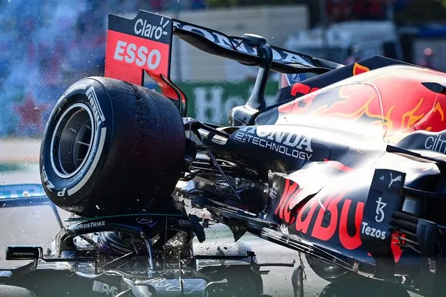 Mercedes' British driver Lewis Hamilton (L) and Red Bull's Dutch driver Max Verstappen collide during the Italian Formula One Grand Prix at the Autodromo Nazionale circuit in Monza, on September 12, 2021. (Photo by Andrej Isakovic/AFP Photo)