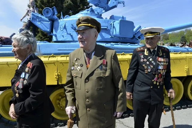 Miroslav Simchich (C), a veteran of the Ukrainian insurgent army (UPA), and Iraida Kibitkina (L) and Ivan Zaluzhny, World War Two veterans, shake hands during a meeting dedicated to the 70th anniversary of World War Two at the National Museum of the History of the Great Patriotic War of 1941-1945 years in Kiev, May 6, 2015. (Photo by Oleksandr Klymenko/Reuters)