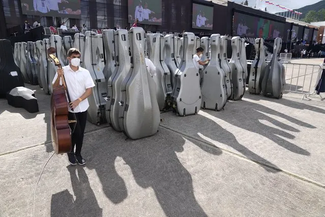 Members of the National Orchestra System gather to try and break a Guinness World Record for most instruments used in a piece of music, in Caracas, Venezuela, Saturday, November 13, 2021.  The musicians, all connected with the country’s network of youth orchestras, will play a 12-minute Tchaikovsky piece at a military base under the watchful eyes of hundreds of independent supervisors tasked with verifying that more than 8,097 instruments are played at the same time. (Photo by Ariana Cubillos/AP Photo)