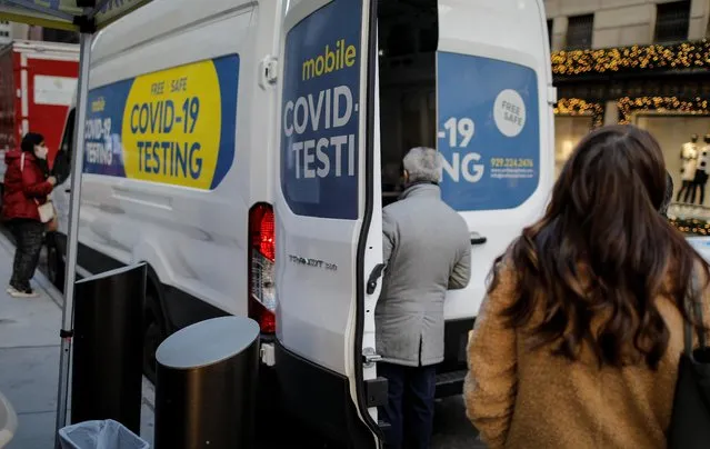 People wait for COVID-19 testing at a mobile testing location along 5th avenue amid the spread of the coronavirus disease (COVID-19) in New York City, New York, U.S., December 13, 2021. (Photo by Mike Segar/Reuters)