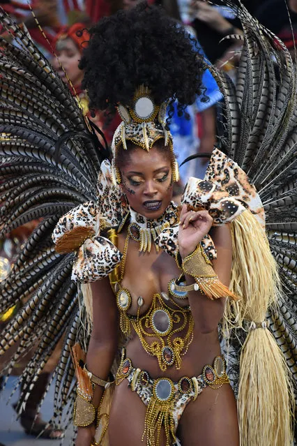 A dancer of the Nene de Vila Matilde samba school performs during the second night of carnival parade at the Sambadrome in Sao Paulo, Brazil early on February 26, 2017. (Photo by Nelson Almeida/AFP Photo)