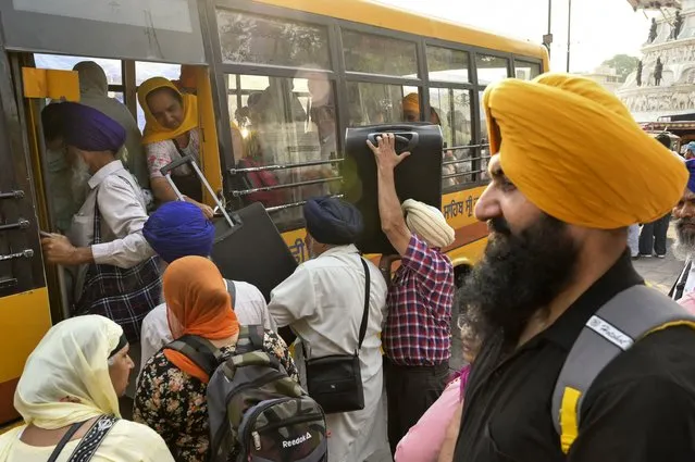 Sikh pilgrims board a bus as they leave for Pakistan to celebrate “Baisakhi”, a spring harvest festival, in Amritsar on April 13, 2024. (Photo by Narinder Nanu/AFP Photo)
