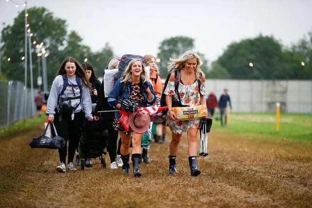 People carry their possesions as they arrive for Glastonbury Festival at Worthy farm in Somerset, Britain on June 26, 2019. (Photo by Henry Nicholls/Reuters)