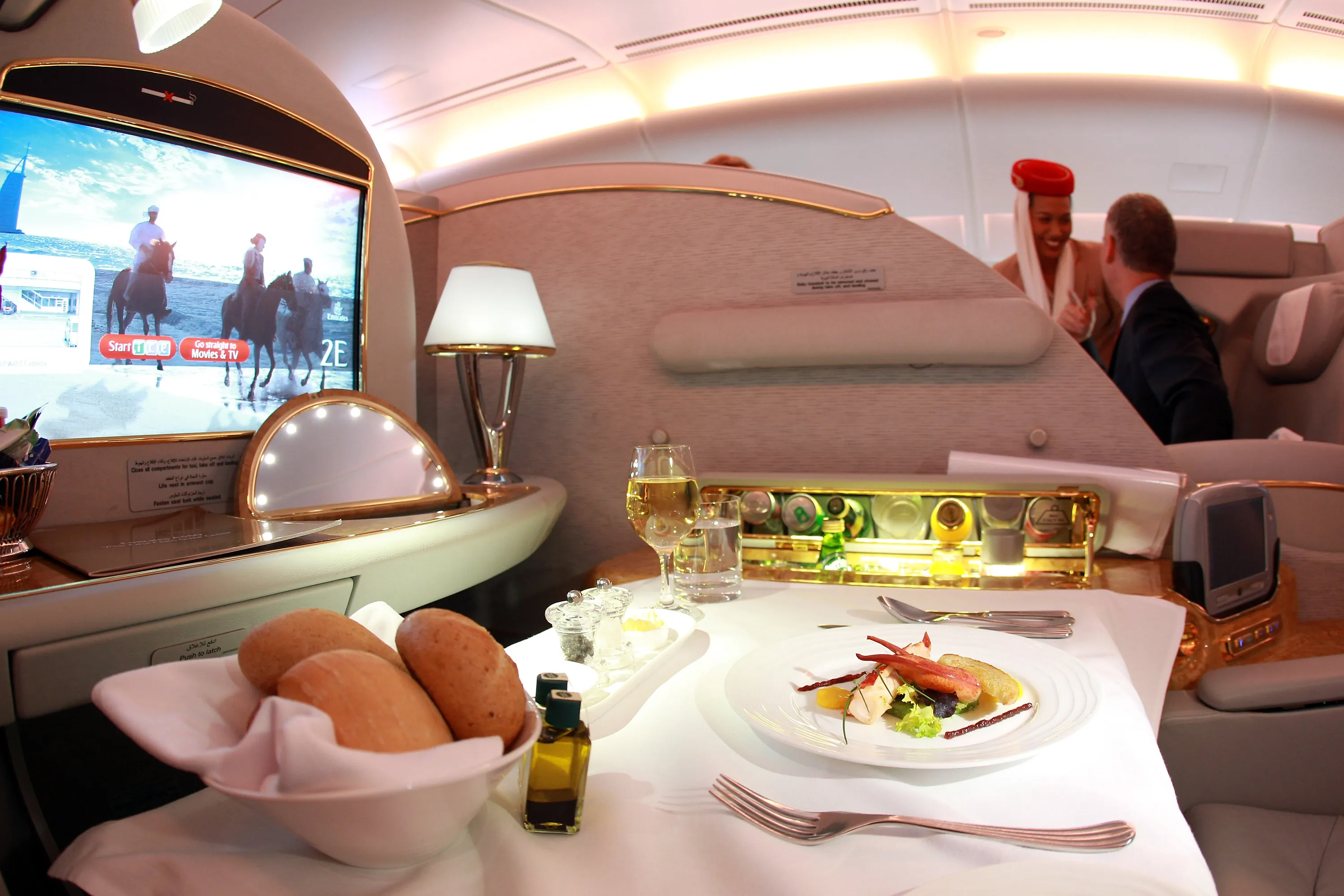 First class купить. А380 Эмирейтс. Emirates Airline a380 бизнес клас. Первый класс Дубай Эмирейтс. Первый класс Emirates Airlines a380.