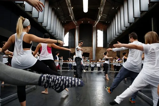 Amateur ballet dancers take part in a master class given by the director Spanish National Dance Company Jose Carlos Martinez (C) on the occassion of the International Dance Day in Madrid, Spain, 29 April 2016. Some 300 people attended the event. (Photo by Sergio Barrenchea/EPA)