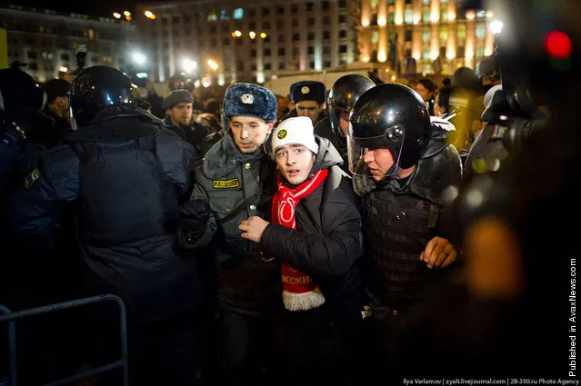 Riot police detain Russian opposition activists taking part in an unauthorized rally, on Triumfalnaya Square in central Moscow, late on December 6, 2011