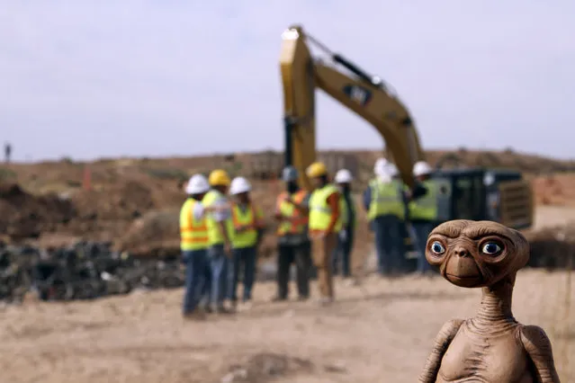 An E.T. doll is seen while construction workers prepare to dig into a landfill in Alamogordo, N.M., Saturday, April 26, 2014. Producers of a documentary are digging in the landfill in search of millions of cartridges of the Atari “E.T. The Extra-Terrestrial” game that has been called the worst game in the history of videogaming. A New York Times article from 1983 reported that Atari cartridges of “E.T. The Extraterrestrial” were dumped in the landfill in Alamogordo. (Photo by Juan Carlos Llorca/AP Photo)