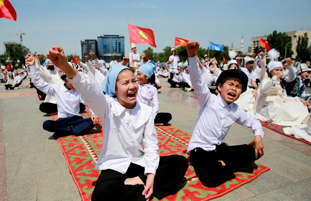 Kyrgyz schoolchildren recite the Manas epic on Victory Square in Bishkek, Kyrgyzstan, 15 May 2023. Six-hundred children from 28 schools participated in the event dedicated to the 95th anniversary of the Kyrgyz writer Chingiz Aitmatov (1928-2008). (Photo by Igor Kovalenko/EPA/EFE)