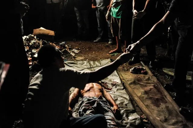 A drug suspect is killed in a shootout during a buy-bust operation conducted by police, June 25, 2016, in Manila, Philippines. (Photo by Dondi Tawatao/Getty Images)