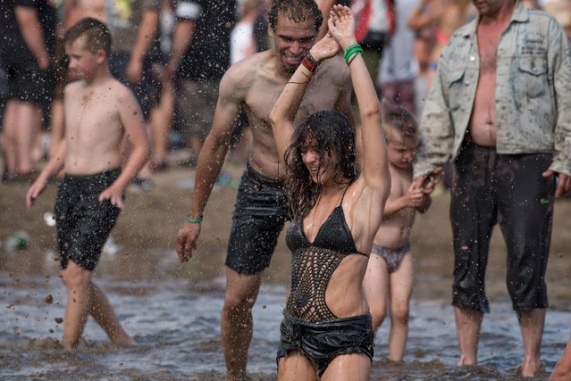 Fans bath in the mud during the “Woodstock Festival Poland” on August 3, 2017 in Kostrzyn Nad Odra, Poland. The annual 3 day music festival organised by The Great Orchestra of Christmas Charity, one of Polands most respected charities aims at spreading awareness about drugs and violence. Przystanek Woodstock in Poland is the largest Europe open air festival. (Photo by Music/Alamy Stock Photo)