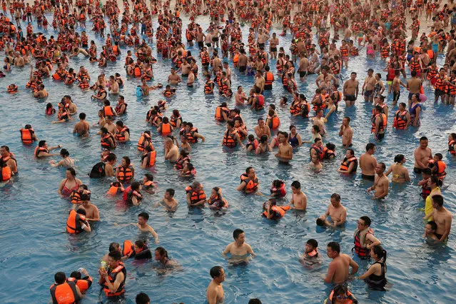 People cool off at a water park on a hot day in Luzhou, Sichuan province, China, August 5, 2017. (Photo by Reuters/China Stringer Network)