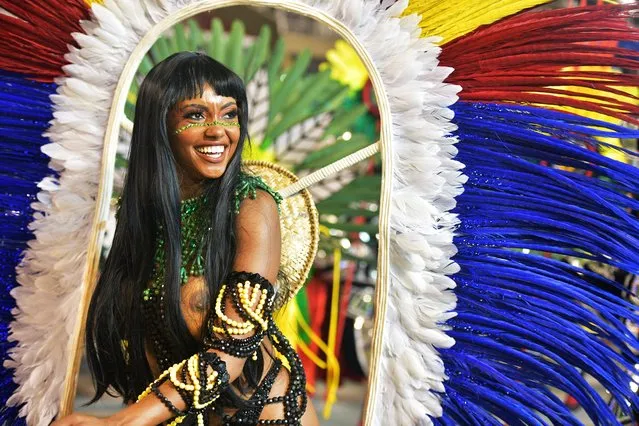 A performer from the Imperatriz samba school takes part in the first night of Rio's Carnival at the Sambadrome in Rio de Janeiro on March 4, 2019. (Photo by Carl de Souza/AFP Photo)