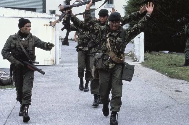 The Falklands War in Port Stanley, Grande-Bretagne in April, 1982. British Soldiers Prisoners of Argentinean Soldiers. (Photo by Rafael Wollmann/Gamma-Rapho via Getty Images)