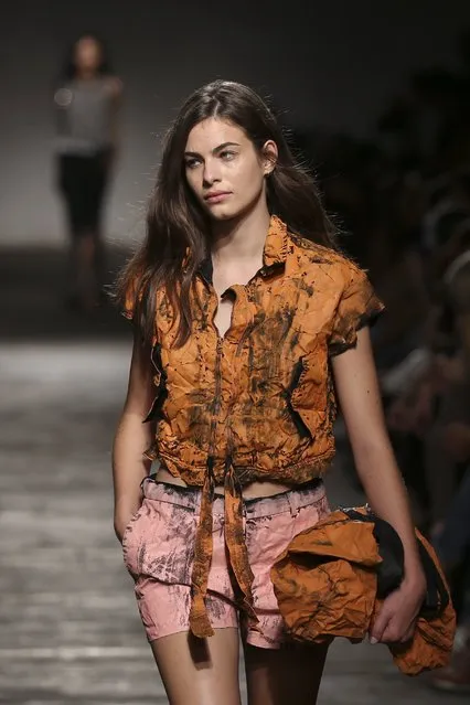 A model displays a creation by portuguese fashion designers Alves & Gonçalves during their runway show at the 41st edition of the Portugal Fashion Event in Lisbon, Portugal, 14 October 2017. (Photo by Jose Sena Goulao/EPA/EFE)