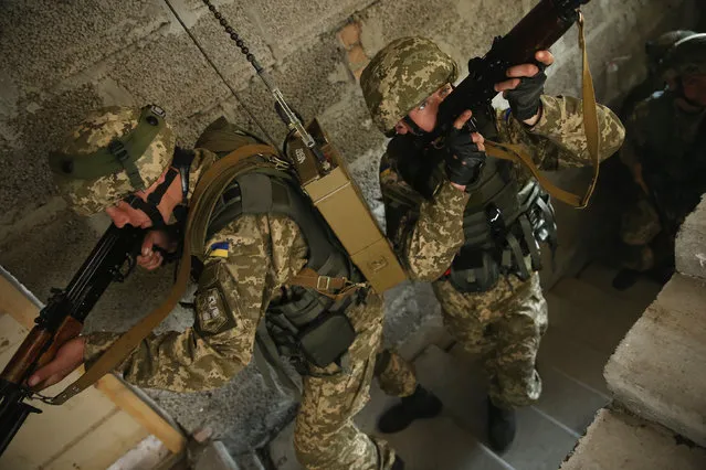 Ukrainian marines practice urban warfare techniques following instruction from U.S. soldiers on the second day of the “Rapid Trident” NATO military exercises on September 16, 2014 near Yavorov, Ukraine. (Photo by Sean Gallup/Getty Images)