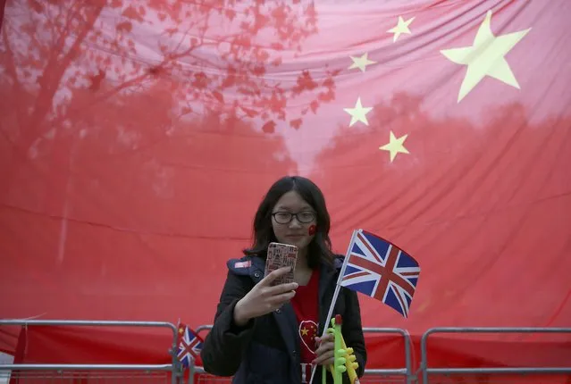 A supporter of China's President Xi Jinping waits on the Mall for him to pass during his ceremonial welcome, in London, Britain, October 20, 2015. (Photo by Neil Hall/Reuters)