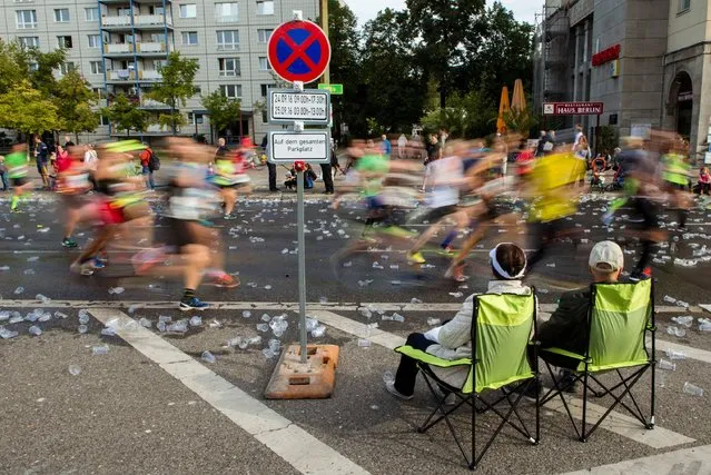 Spectators watch runners of the 43rd Berlin Marathon in Berlin, Germany on September 25, 2016. (Photo by Gregor Fischer/AFP Photo/DPA)