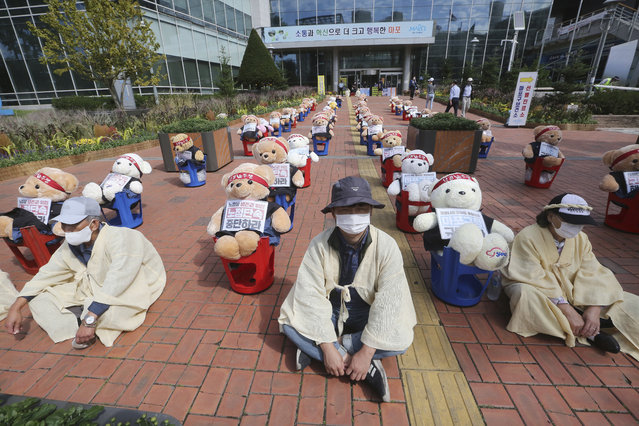 Street vendors sit to protest against a crackdown on illegal street vendors, in front of the Mapo ward office in Seoul, South Korea, Thursday, September 24, 2020. They replaced protestors with teddy bears to avoid the violation of an ongoing ban on rallies with more than 10 people amid the coronavirus pandemic. The signs read: “Stop crackdown”. (Photo by Ahn Young-joon/AP Photo)