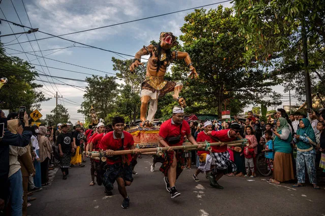 People carry an “Ogoh-Ogoh” effigy during a ceremony at Segara temple a day before “Nyepi”, the day of silence, in Surabaya on March 21, 2023. Hindus observe Nyepi by refraining from going to work, travel or taking part in any indulgence. (Photo by Juni Kriswanto/AFP Photo)
