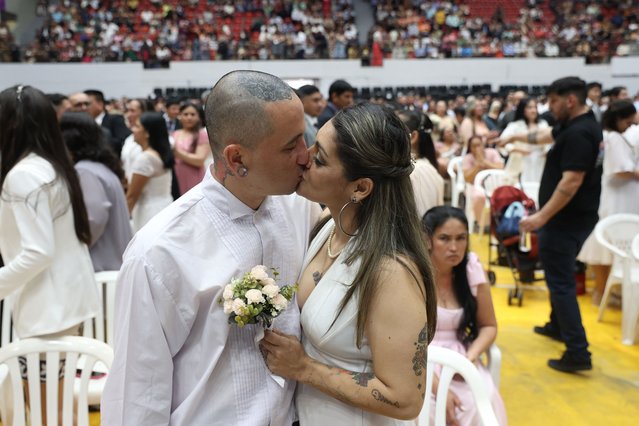 Couples participate in a mass wedding ceremony at the National Sports Secretariat in Asuncion, Paraguay, 04 October 2025. More than 600 bridal couples were married in what is considered the largest collective wedding in Paraguay's history. The free ceremony took place in the sports arena as part of a government-supported campaign, themed “United by love, protected by the law”. (Photo by Juan Pablo Pino/EPA)