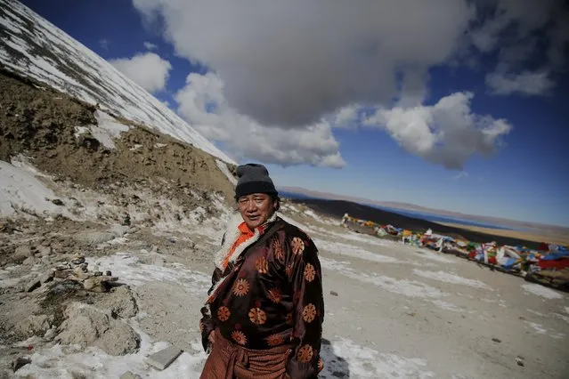 A Tibetan man walks at Na Genla pass at an altitude of 5190 m above sea level, on the road between Lhasa and Namtso lake in the Tibet Autonomous Region, China November 18, 2015. (Photo by Damir Sagolj/Reuters)