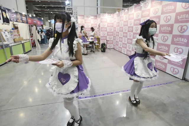 Showgirls wear face masks at the Comic Exhibition in Taipei, Taiwan, Sunday, February 2, 2020. A viral outbreak that began in China has infected more than 11,900 people globally. (Photo by Chiang Ying-ying/AP Photo)