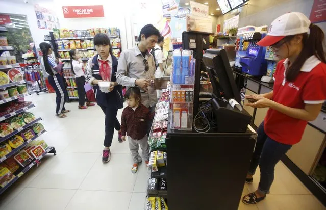 An employee checks a customer's bill inside a Circle-K mart in Hanoi, Vietnam, October 12, 2015. Vietnam is seeing a mini-boom in mini-marts, with local and foreign players beefing up their presence as shoppers eye easy buys while a robust economy increases spending power. (Photo by Reuters/Kham)